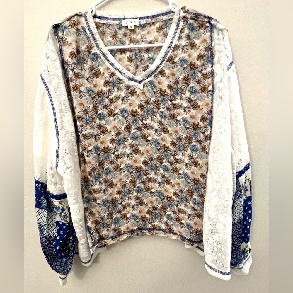 POL cream and blue mixed media lace detail Floral V-Neck Blouse